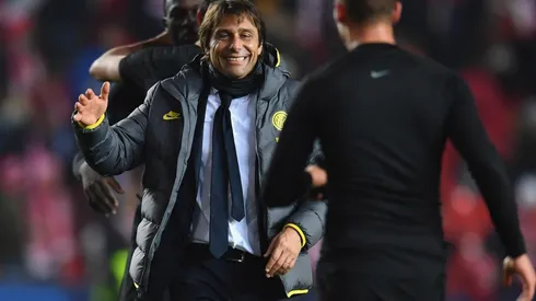 Antonio Conte festeja la victoria contra el Slavia.