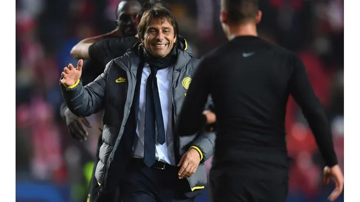 Antonio Conte festeja la victoria contra el Slavia.