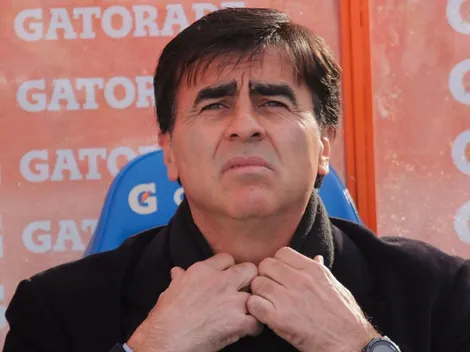 Alerta en la UC: Gustavo Quinteros puede dejar la dirección técnica por la situación del país