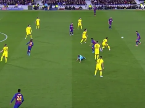 Al suelo y mareado: Suárez le da flor de pelotazo en la cara al árbitro