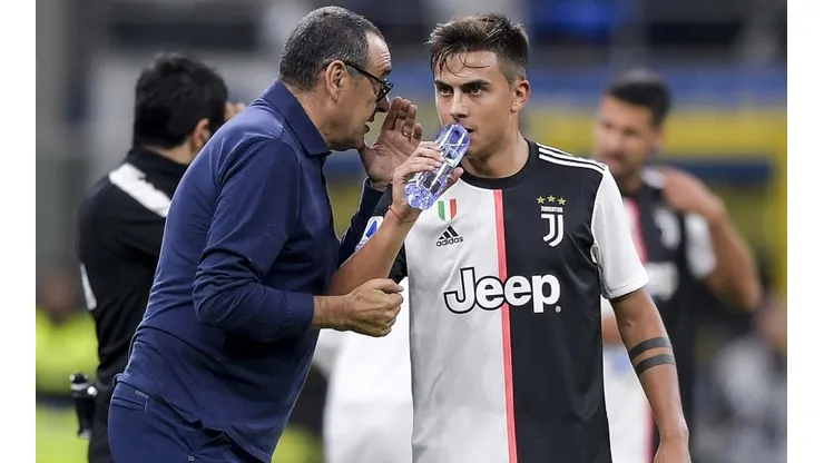 Sarri no puede creer el golazo de Dybala.