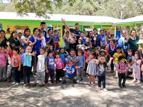 Dituro y Lanaro le llevan regalos a niños de jardín infantil