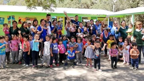 Jugadores de la UC visitan a niños de jardín infantil