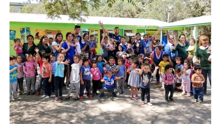 Jugadores de la UC visitan a niños de jardín infantil
