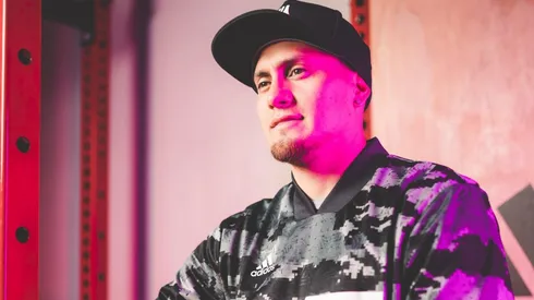 El delantero Nicolás Castillo se suma a la familia adidas.