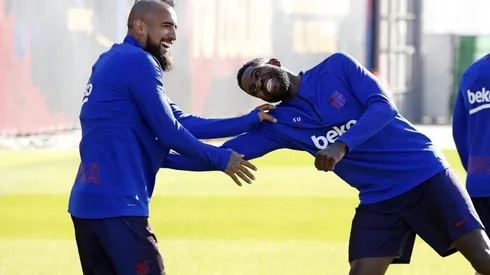 Arturo Vidal le da un baile a Samuel Umtiti en entrenamiento del Barcelona: "Con papá no"