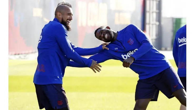 Arturo Vidal le da un baile a Samuel Umtiti en entrenamiento del Barcelona: "Con papá no"