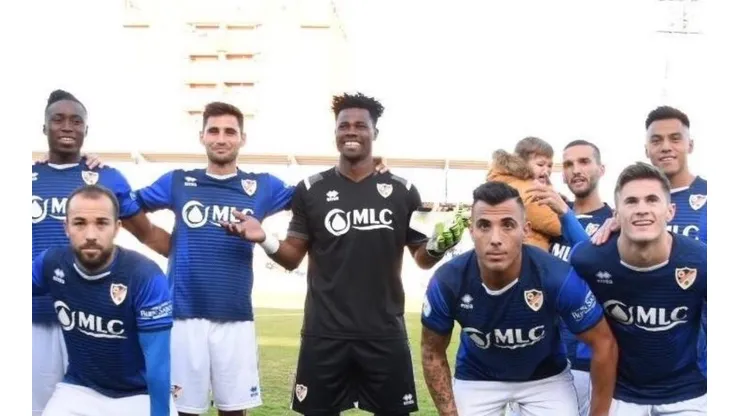 El pobre Razak Brimah solo en la foto por chistoso.