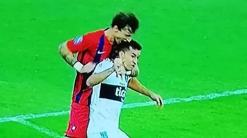 Amorebieta es expulsado por morder la cabeza a un rival en Paraguay