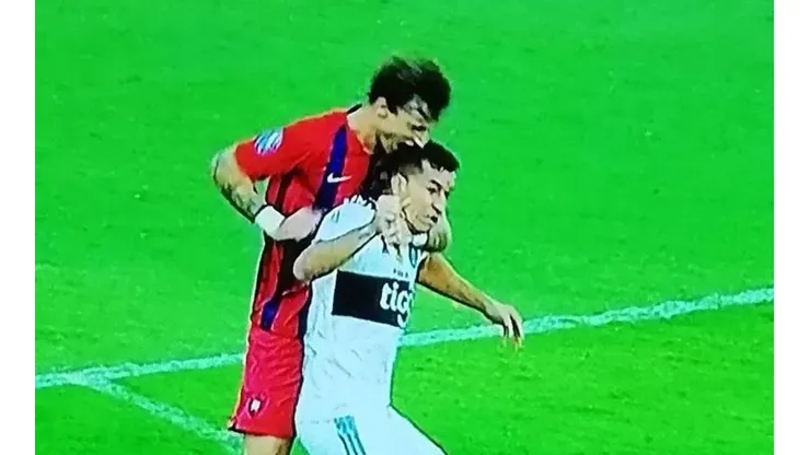 Amorebieta es expulsado por morder la cabeza a un rival en Paraguay