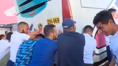 ¡Increíble! Alianza Lima se corona campeón en Perú y se va del estadio empujando el bus