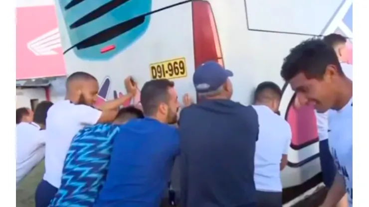 ¡Increíble! Alianza Lima se corona campeón en Perú y se va del estadio empujando el bus