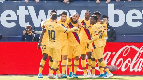 Vidal héroe, abrazado por sus compañeros.