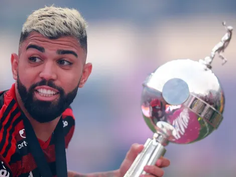 Gabigol se agarra la frutera al recibir su medalla