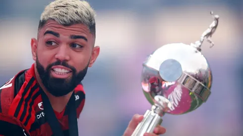 Gabigol con la Copa Libertadores.