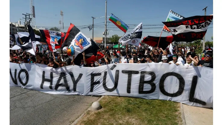 Alertan a la ANFP de posible protesta de barristas de Colo Colo en la sede del fútbol chileno.