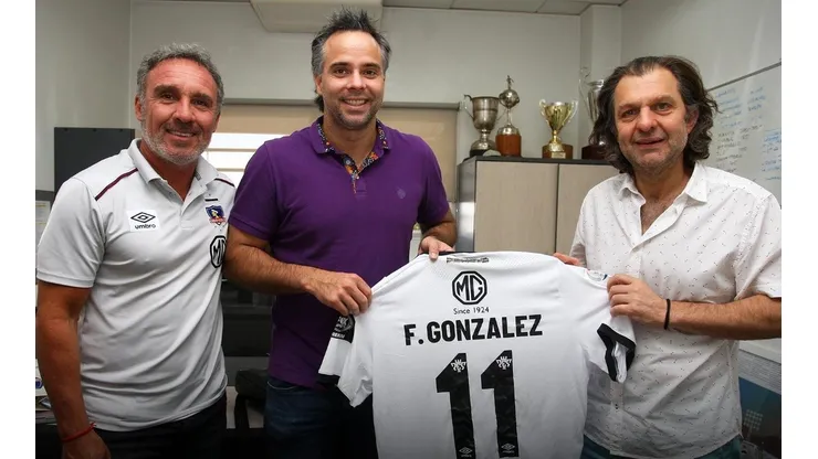 Fernando González recibiendo la camiseta de Colo Colo