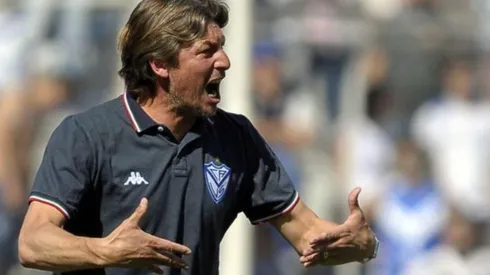 Plantel de Vélez Sárfield no quiere que su DT venga a Chile