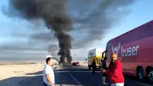 Hinchas de Flamengo deben parar por las barricadas en la carretera.