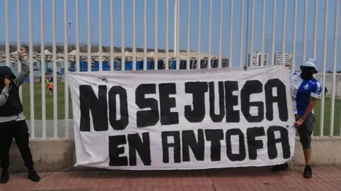 Hinchas en el entrenamiento de Antofagasta.
