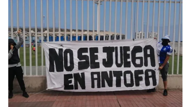 Hinchas en el entrenamiento de Antofagasta.