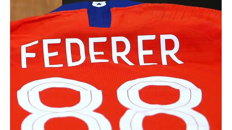 La camiseta de la Roja que se llevó Federer.