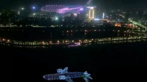 Impresionante: En China 800 drones se unieron para formar un avión en el cielo