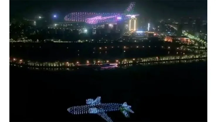 Impresionante: En China 800 drones se unieron para formar un avión en el cielo
