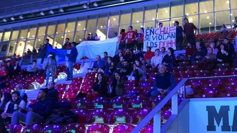 Hincha chileno protesta en España.