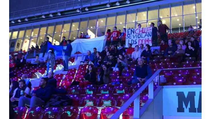 Hincha chileno protesta en España.