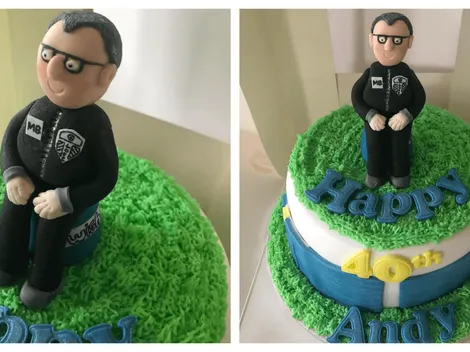 Hincha del Leeds saca pecho con su torta de Marcelo Bielsa