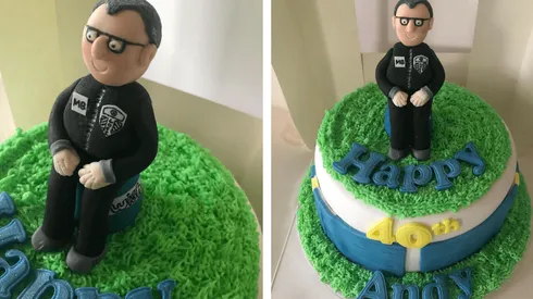 Hincha del Leeds saca pecho con su torta de Marcelo Bielsa