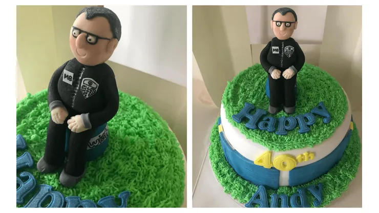 Hincha del Leeds saca pecho con su torta de Marcelo Bielsa