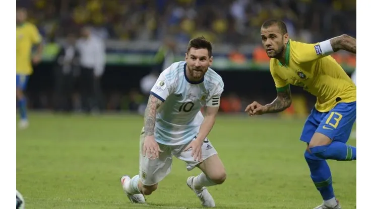 La del picado: Dani Alves asegura que están acostumbrados a ganarle a Argentina