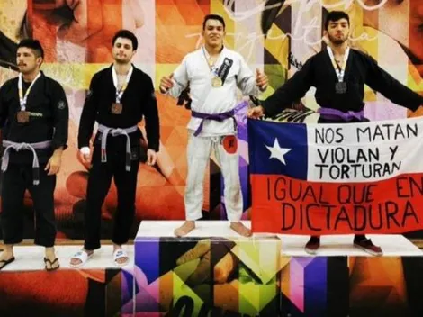 Deportista chileno sube a premiación con un potente mensaje en bandera