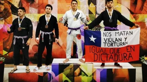 Deportista chileno sube a premiación con un potente mensaje en bandera