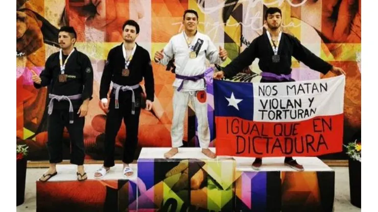 Deportista chileno sube a premiación con un potente mensaje en bandera