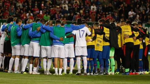 El momento en que Chile y Honduras reflexionaron por las suyas en el centro del campo tras el crimen de Catrillanca.