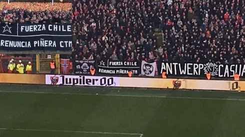 Los hinchas del Royal Antwerp de Bélgica piden que Piñera se vaya.