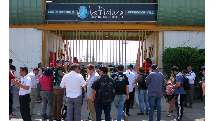 El frontis del Municipal de La Pintana tras la suspensión del partido.