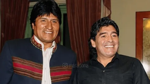 Maradona le presta ropa a Evo Morales