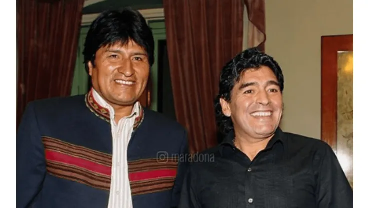 Maradona le presta ropa a Evo Morales