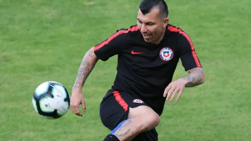Gary Medel es el capitán de la Roja y debe definir su lugar en la cancha