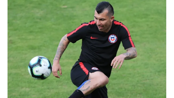 Gary Medel es el capitán de la Roja y debe definir su lugar en la cancha