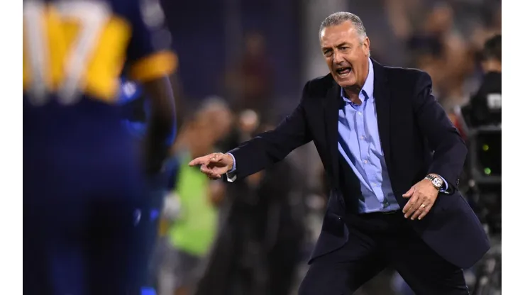 Gustavo Alfaro ha sido muy criticado en Boca pese a estar puntero.