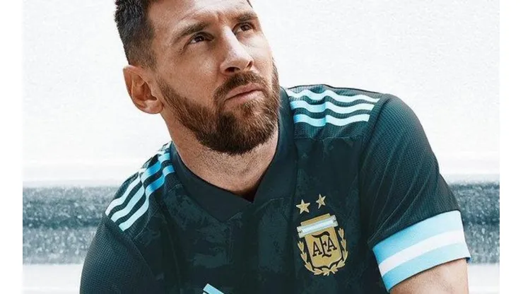 Lionel Messi posó con el nuevo diseño de la camiseta alternativa de Argentina