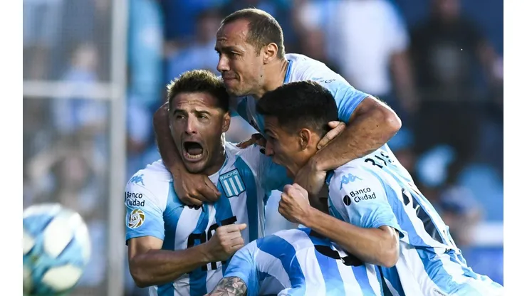 Chelo Díaz celebra con Rojas, Pillud y Reniero el gol de este último.