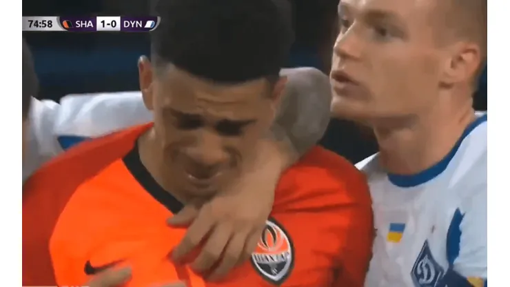 Los rivales consuelan a Taison.