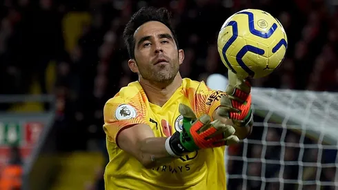 The Sun: A Claudio Bravo se le vio nervioso con el balón en los pies
