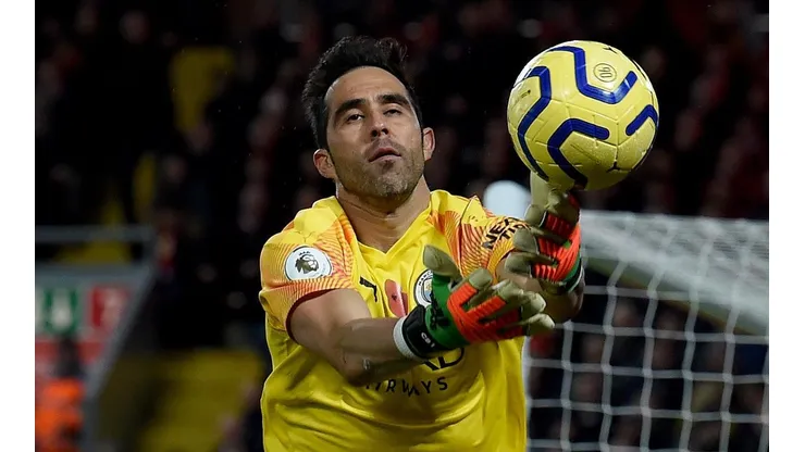 The Sun: A Claudio Bravo se le vio nervioso con el balón en los pies